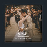 Foto van Love and Bedankt Wedding Magneet<br><div class="desc">Aankondiging van onze liefde en Bedankt trouwfoto dank u magneet, de perfecte manier om dankbaarheid uit te drukken aan uw geliefden voor hun steun en goede wensen op uw speciale dag. Elke magneet is voorzien van een hartverwarmende "Liefde en Bedankt" boodschap elegant weergegeven naast een aanpasbare foto van uw trouwdag....</div>