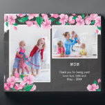 Foto van Mam Chalkboard en Cherry Blossom 2 Fotoplaat<br><div class="desc">Floral fotoplaque naar gepersonaliseerd voor je moeder. Het fotomalplaatje is opstelling klaar voor u om twee van uw favoriete familiefoto's toe te voegen en, u kunt uw douanebericht en/of naam(en) ook toevoegen. Het ontwerp is voorzien van roze kerriesbloesem op een ondergrond met een ondergedompeld alkboard met witte typografie. "MOM" wordt...</div>