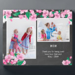 Foto van Mam Chalkboard en Cherry Blossom 2 Fotoplaat<br><div class="desc">Floral fotoplaque naar gepersonaliseerd voor je moeder. Het fotomalplaatje is opstelling klaar voor u om twee van uw favoriete familiefoto's toe te voegen en, u kunt uw douanebericht en/of naam(en) ook toevoegen. Het ontwerp is voorzien van roze kerriesbloesem op een ondergrond met een ondergedompeld alkboard met witte typografie. "MOM" wordt...</div>