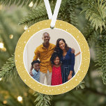 Foto van Merry and Bright Modern Gold Stars Ornament<br><div class="desc">Het eenvoudige en moderne design voor kerstversiering met foto's is voorzien van een rond afbeelding dat is omgeven door een patroon van dubbellichten en sterren. De rug van het ornament omvat "Merry en Bright"in elegante manuscripttekst met douanetekst voor het jaar. De feestelijke goudkleurige achtergrond kan worden gewijzigd.</div>