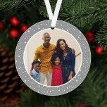 Foto van Merry and Bright Modern Silver Stars Ornament<br><div class="desc">Het eenvoudige en moderne design voor kerstversiering met foto's is voorzien van een rond afbeelding dat is omgeven door een patroon van dubbellichten en sterren. De rug van het ornament omvat "Merry en Bright"in elegante manuscripttekst met douanetekst voor het jaar. De feestelijke zilvergrijze achtergrond kan worden gewijzigd.</div>