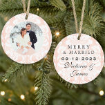 Foto van Merry and Married Blush Damask Wedding Ornament<br><div class="desc">Pas dit elegante bruiloft nieuw ornament voor feestdagen aan met uw favoriete portret vanaf de trouwdag (tip: snijdfoto tot vierkante vorm voor het uploaden). Een  zwart roze linen  damespatroon lijsten de foto en verstrekt een decoratieve achtergrond aan de stijlvolle douane "Merry and Married"monogram tekst op de rug.</div>