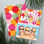 Foto van Merry & Bright Bold Colorful Confetti Sti Feestdagenkaart<br><div class="desc">Deze moderne en leuke tropische kerst/feestkaart is voorzien van het woord 'Merry and Bright' in vettige witte typografie op een grote, dikke en kleurrijke fuchsia hot-roze, wazige roze en lichtmos groene confetti polka stippen patroonachtergrond en één favoriete familiefoto. De achterzijde van de kaart heeft een volledig aftappatroon van kleurrijke confetti...</div>