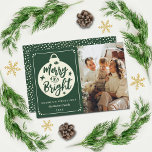 Foto van Merry & Bright Modern Kerstmis Bauble Feestdagenkaart<br><div class="desc">Verstuur de feestelijke groeten van dit jaar in stijl met deze moderne en zeer trendy kerstversierkaart. Het ontwerp is gemakkelijk te personaliseren met uw eigen formulering en een foto van uw keuze en uw familie en vrienden zullen enthousiast zijn wanneer zij deze "vrolijke en heldere" kerstkaarten ontvangen.</div>