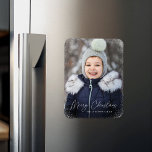 Foto van Merry Kerstwinter Magneet<br><div class="desc">Wens vrienden en familie een prettige kerstmis met een schattige vakantiefotomagneet! De magneet is voorzien van uw verticale foto met subtiele sneeuwvloeren die aan het ontwerp grenzen. "Vrolijk kerstfeest" wordt weergegeven in een wit,  trendy kalligrafiekscript met de naam van uw gezin hieronder.</div>