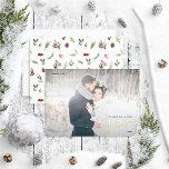 Foto van Merry & Married Red Winter Weduwen Folie Feestdagenkaart<br><div class="desc">Verspreid wat feestgoeder met je eigen Merry & Married Warm Red Winter Wedding Foto Folie Holiday Kaart! Op de achterkant van de kaart staat een festief rood bessenpatroon met botanische groen, met je volledige bruidfoto op de voorkant, met 'Gehuwd' en je getrouwde naam in echt goud, zilver of roos gouden...</div>