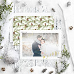 Foto van Merry & Married Winter Fir Cone Wedding Folie Feestdagenkaart<br><div class="desc">Verspreid wat vakantiejuf met je eigen Merry & Married Winter Fir Cone Wedding Photo Folie Holiday Kaart! Op de achterkant van de kaart is een fir-keizerpatroon met botanische grienery in de winter, met je trouwfoto op de voorkant omringd door een witte grens, met 'Gehuwd' en 'Mr. en de naam van...</div>