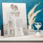 Foto van minimalistisch Jubileum Wedding Vows Fotoplaat<br><div class="desc">De dag van de bruiloft zegt het sleutelwoord om je speciale dag en je belofte aan elkaar te herinneren. Geweldig voor verjaardagscadeau. Dit moderne, elegante trouwdagkeepasontwerp is voorzien van een zwarte en witte foto van het stel met "Onze Woten" die in elegante, handgeschreven stijl typografie wordt getoond. Pas deze plaque...</div>