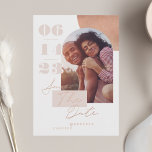 Foto van modern Geometrisch Vet Print Pink Couple Save The Date<br><div class="desc">De rendabele en moderne gedurfde drukfoto bewaart het datumkaartontwerp. Het moderne zwarte roos goud, en het kleurpalet met een tint creëer een moderne, stijlvolle look. "Sparen de Datum"in paren gerangschikt met moderne gewaagde typografie tekst die telegrafeert. Rendy geometrische ontwerpopstelling met het lijst van de arched foto om uw speciale foto...</div>