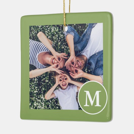 Foto van modern groen en wit monogram keramisch ornament (Links)