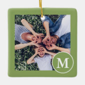 Foto van modern groen en wit monogram keramisch ornament (Voorkant)