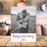 Foto van modern Jubileum | Minimalistisch rood sti Kaart<br><div class="desc">Eenvoudige, stijlvolle "Happy Jubileum"-fotokaart in diepe rode, moderne, minimalistische typografie en complementaire "met liefde" in overeenkomende stijl. Jouw naam en binnenbericht kunnen gemakkelijk worden gepersonaliseerd voor een unieke kaart met een persoonlijke aanraking! De kaart shows een voorbeeld afbeelding van een romantisch liefhebbend jong koppel op een wandeling door velden en...</div>