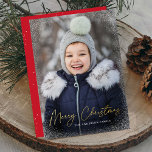 Foto van modern kerstscript voor Merry Folie Feestdagenkaart<br><div class="desc">Wens vrienden en familie een prettige kerstmis met een leuke feestelijke fotokaart! De kaart is voorzien van uw verticale foto met subtiele sneeuwvloeren die aan de kaart grenzen. "Vrolijk kerstfeest" wordt weergegeven in een trendy gouden foliescript met de naam van uw gezin hieronder. De gouden folievakantiekaart keert terug naar witte...</div>