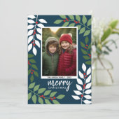 Foto van moderne bessen met eucalyptustakken Kerst Feestdagenkaart (Staand voorkant)