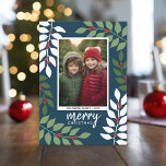 Foto van moderne bessen met eucalyptustakken Kerst Feestdagenkaart<br><div class="desc">Een moderne Merry-kerstfotokaart in marjoen,  groen,  rood en wit. Het moderne,  abstracte ontwerp omvat eucalyptustakken en bessen en sans serif type voor het grootste deel van de tekst. De groet is in een rustisch modern manuscript. De achterkant bevat een eucalyptuspatroon in groen en wit.</div>