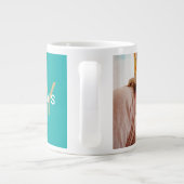 Foto van moderne oma's vreugde grote koffiekop (Achterkant)