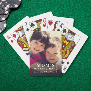 Foto van Moeders Winnende Hand Spelend Pokerkaarten