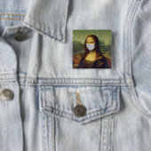 Foto van Mona Lisa Lapel Button in een kolossale w (In situ)