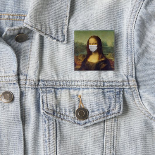 Foto van Mona Lisa Lapel Button in een kolossale w (In situ)