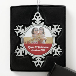 Foto van Mrs Red Holiday Lesbian Marriage Foto Tin Sneeuwvlok Ornament