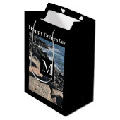 Foto van Ocean Waves and Rocks Initiaal Black Medium Cadeauzakje (Voorkant Gekanteld)