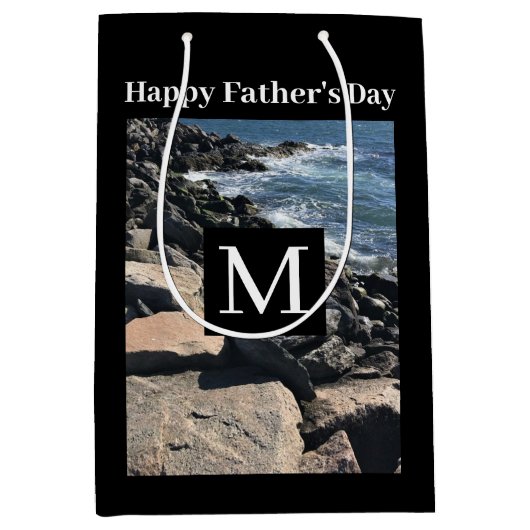 Foto van Ocean Waves and Rocks Initiaal Black Medium Cadeauzakje (Voorkant)