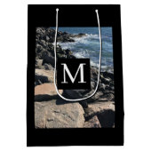 Foto van Ocean Waves and Rocks Initiaal Black Medium Cadeauzakje (Achterkant)