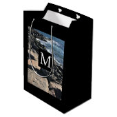 Foto van Ocean Waves and Rocks Initiaal Black Medium Cadeauzakje (Achterkant Gekanteld)