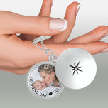 Foto van ons eerste jaar op maat van Moederdag Locket Ketting<br><div class="desc">Een elegante fotocel voor de eerste moederdag van de nieuwe moeder is een heerlijke hoer en een tijdloze schat voor elke dag draag. De sjabloon is opstelling voor u om uw eigen foto toe te voegen en u kunt alle tekst ook uitgeven als u wenst. De formulering staat op een...</div>