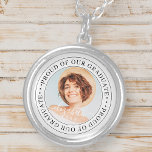 Foto van onze Afstuderen 20XX Moderne Afstuderen f Zilver Vergulden Ketting<br><div class="desc">Dit eenvoudige en klassieke ontwerp is samengesteld uit serif typografie en voegt een douanefoto toe.</div>