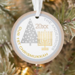 Foto van onze eerste Chrismukkah Chic Keepomwille  Ornament<br><div class="desc">Creëer uw eigen chic OUR 1ST CHRISMUKKAH foto-versiering met jouw naam, jaar voor een feestelijke familiekwestie. Van de eenvoudige gouden Hanukkah-menorah tot de polka-stip zilveren kerstboom, deze witte, zilvergrijze en warme, geelbruine "geroosterde amanddel"-sieraad zal je eerste gemengde vakantie herdenken. Het makkelijk te gebruiken fotomalplaatje maakt het gemakkelijk om uw foto...</div>