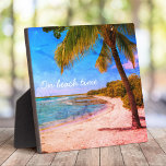 foto van palmboom Hawaii-strand op strand Fotoplaat<br><div class="desc">"Op het strand." Terugspoelen naar herinneringen van luie, tropische stranddagen wanneer je kijkt naar deze Hawaii-vakantie-funky, retro, uitziende tafelschaafje van een eenzame palmboom op een zandig, doorweekt strand, met heldere blauwe luiers en water. Maakt een geweldig cadeau voor het huishouden! U kunt dit tabletopplaque gemakkelijk personaliseren. Stuur me alstublieft alle...</div>