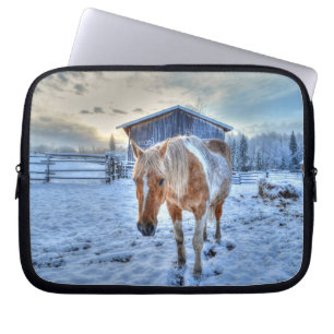 Foto van Palomino Paint Horse en Barn Equine Laptop Sleeve