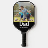 Foto van papa met zwarte tekst pickleball paddle (Achterkant)