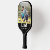 Foto van papa met zwarte tekst pickleball paddle (Links)