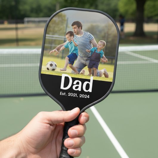 Foto van papa met zwarte tekst pickleball paddle