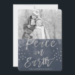 Foto van Peace on Earth Blue en Silver Waterverf Feestdagenkaart<br><div class="desc">Peace on Earth Blauw en Zilver Waterverf Kerstkaart Zwart-wit. Het afbeelding en de familienaam kunnen worden vervangen op de indigo en zilveren Peace on Earth Waterverf Christmas Kaart.</div>