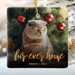 Foto van Pet met eerste kerst voor altijd thuiskop Keramisch Ornament<br><div class="desc">Viel het eerste kerstfeest van je huisdier in hun nieuwe huis met deze mooie moderne keepaardse sierbloem. In de tekst staat "Eerste Kerstmis in mijn bonthuis" met de woorden "bontthuis" in elegant koperfolie-script. Vervang het afbeelding van de steekproef met een foto van uw kat of hond en voeg hun naam...</div>