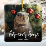 Foto van Pet met eerste Kerstmis, Home Silver Keramisch Ornament<br><div class="desc">Herdenking van het eerste kerstfeest van je huisdier in hun nieuwe huis met deze prachtige moderne keepaardse sierbloem. In de tekst staat "Eerste Kerstmis in mijn bonthuis", met de woorden "bontthuis" in elegant zilveren foliescript. Vervang het afbeelding van het monster door een foto van uw kat of hond en voeg...</div>