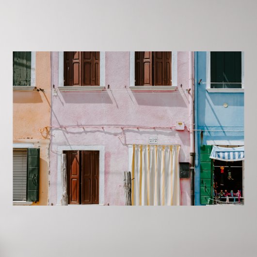 FOTO VAN PINKBOUW MET GEEL DEUR POSTER (Voorkant)