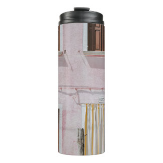 FOTO VAN PINKBOUW MET GEEL DEUR THERMOSBEKER