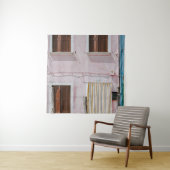 FOTO VAN PINKBOUW MET GEEL DEUR WANDKLEED (In situ)