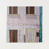 FOTO VAN PINKBOUW MET GEEL DEUR WANDKLEED (Voorkant)