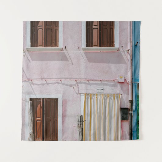 FOTO VAN PINKBOUW MET GEEL DEUR WANDKLEED (Voorkant)