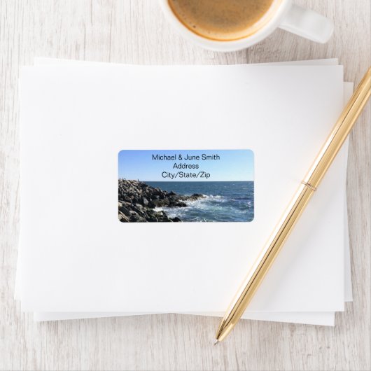 Foto van prachtige oceaangolven tegen Rocky Shore Etiket (Insitu)