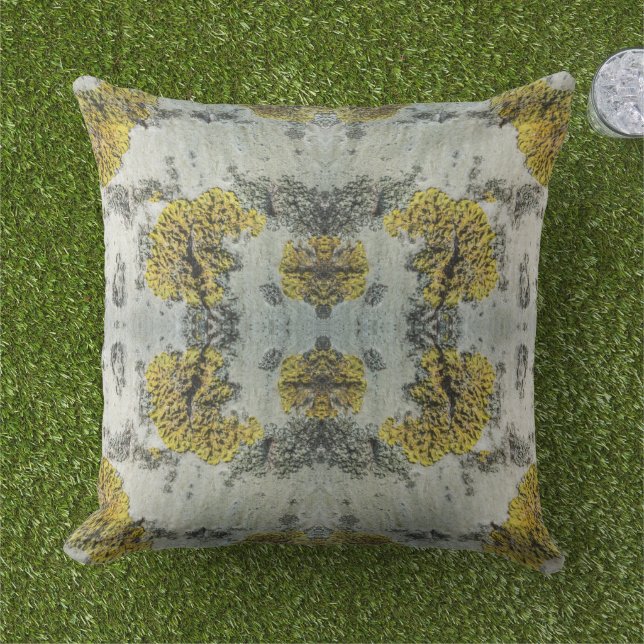 Foto van Real Aspen Tree Bark - Natural Amulet Buitenkussen (Gras)