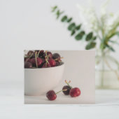 Foto van Red Fresh Cherries Bowl in gedempte tonen Briefkaart (Staand voorkant)