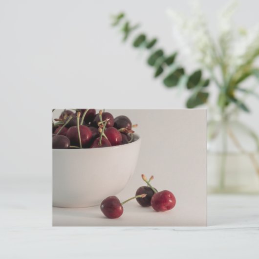 Foto van Red Fresh Cherries Bowl in gedempte tonen Briefkaart (Staand voorkant)