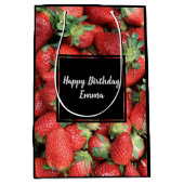 Foto van Red Juicy Strawberries Birthday Medium Cadeauzakje (Voorkant)