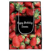 Foto van Red Juicy Strawberries Birthday Medium Cadeauzakje (Achterkant)